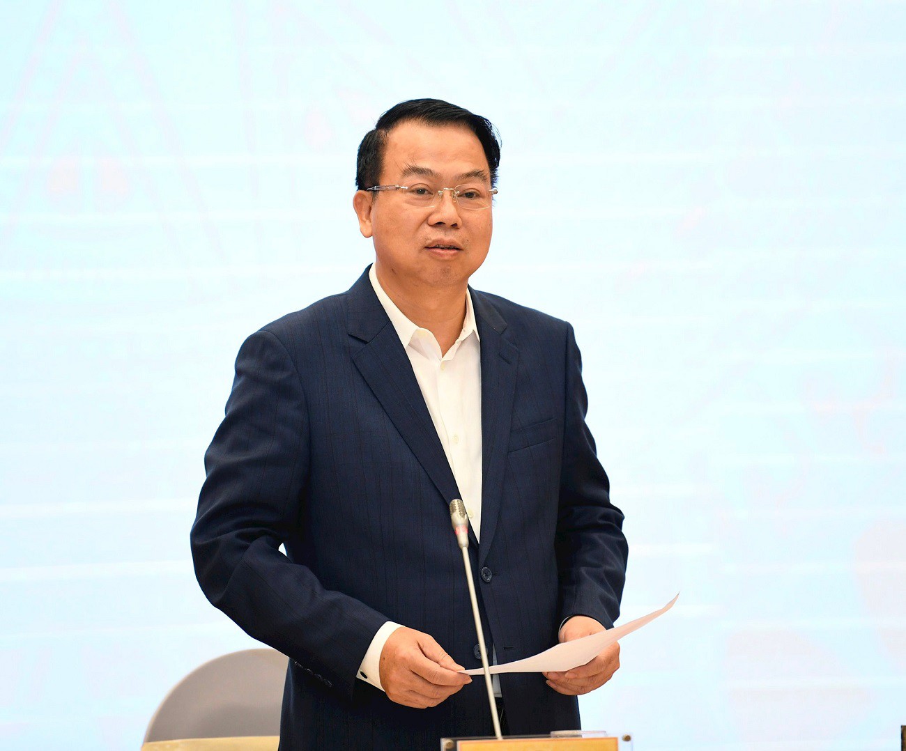 Thứ trưởng Bộ Tài chính Nguyễn Văn Chi trả lời tại buổi họp báo Chính phủ
