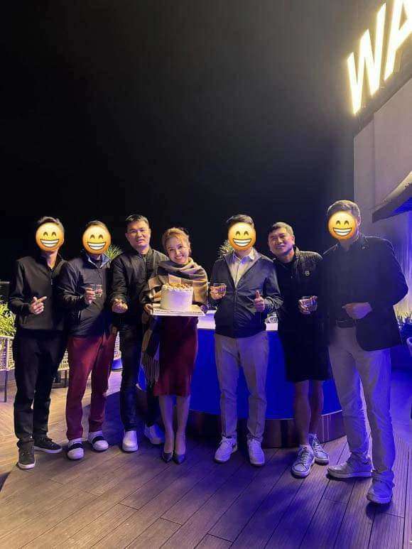 Hồ Hoài Anh cùng bạn bè tham dự tiệc sinh nhật của Thanh Vân Hugo.