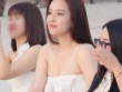 Mai Phương Thúy nổi bật giữa dàn khách ăn cưới khi mặc váy dây khoe dáng đầy đặn