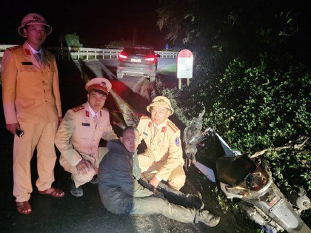 Pháp luật - Vây bắt đối tượng đi xe không biển số, vận chuyển hàng cấm