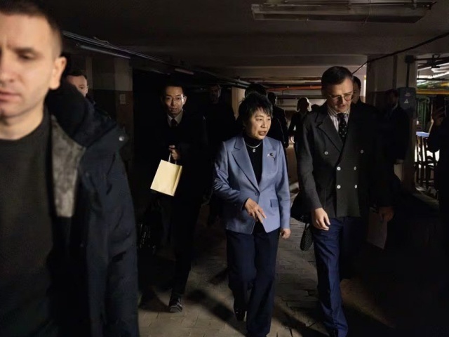 Thế giới - Ngoại trưởng Nhật thăm Kiev, phải di chuyển xuống hầm vì cảnh báo không kích