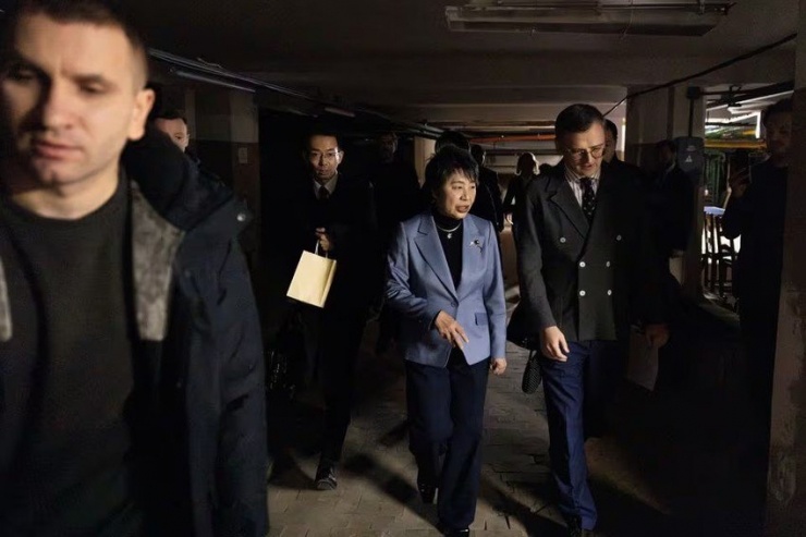 Ngoại trưởng Nhật thăm Kiev, phải di chuyển xuống hầm vì cảnh báo không kích - 1