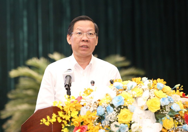 Chủ tịch UBND TP HCM Phan Văn Mãi giao quyền cho các phó chủ tịch xử phạt vi phạm hành chính; Ảnh: Nguyễn Phan