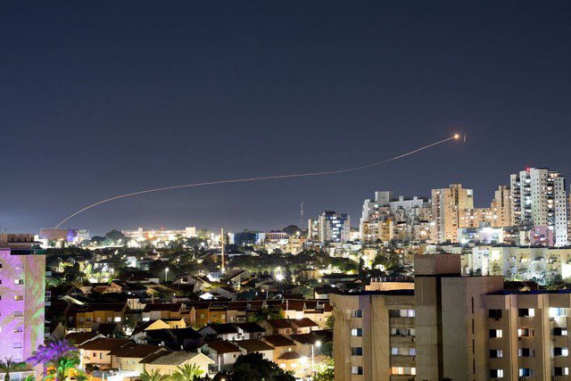 Hệ thống chống tên lửa của Israel chặn một tên lửa phóng từ Gaza hôm 7-1. Ảnh: Reuters