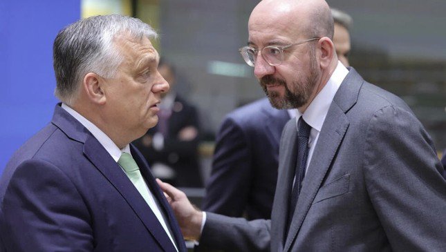 Chủ tịch Hội đồng châu Âu Charles Michel (phải) nói chuyện với Thủ tướng Hungary Viktor Orban tại hội nghị của Liên minh châu Âu diễn ra vào tháng 3/2023. (Ảnh: AP)