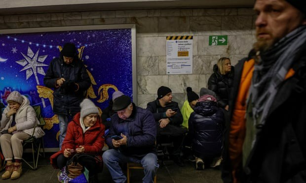 Người dân trú ẩn bên trong ga tàu điện ngầm sau cảnh báo không kích ở Kiev vào ngày 8/1. Ảnh: Reuters