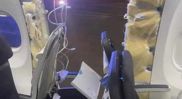 Cửa thoát hiểm chiếc máy bay B737 MAX-9 của hãng hàng không Alaska Airlines (Mỹ) bung khi đang bay