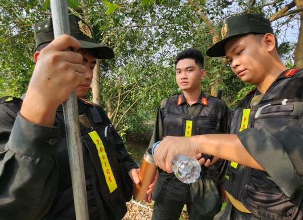 Vạch từng mét rừng tìm kiếm hung thủ giết người cướp tài sản - 10