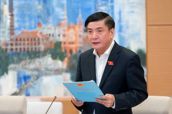 Tổng Thư ký Quốc hội Bùi Văn Cường trình bày báo cáo tại phiên họp.