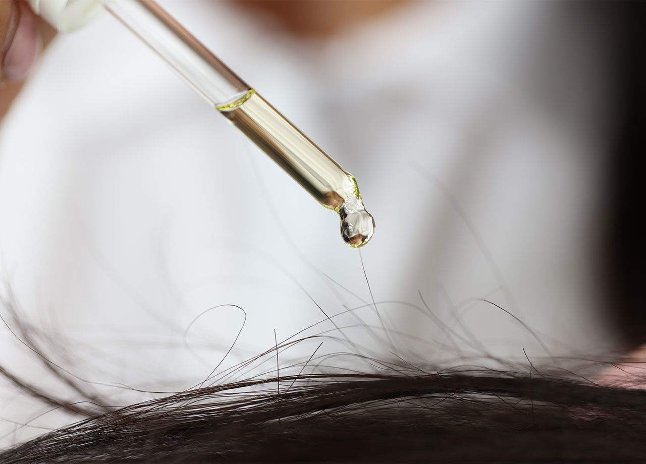 2 loại tinh dầu giúp nuôi dưỡng tóc dài khỏe qua đêm - 1