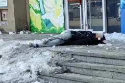 Phi thường - kỳ quặc - Đang đi bộ dọc vỉa hè, nam sinh Trung Quốc bất ngờ bị tảng băng lớn rơi trúng đầu