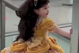 Giáo dục - du học - Con gái đi học mẫu giáo được mẹ diện váy công chúa xinh như thiên thần, cô giáo ngay lập tức mời phụ huynh