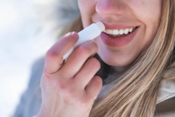 Vì sao môi bị nứt nẻ vào mùa đông?