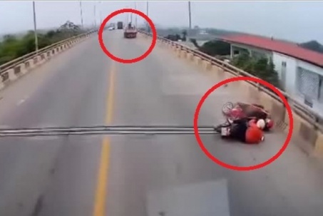 Clip: Chạy bất thường gây tai nạn cho 2 tài xế đi xe máy, xe tải vẫn chạy “mất hút”