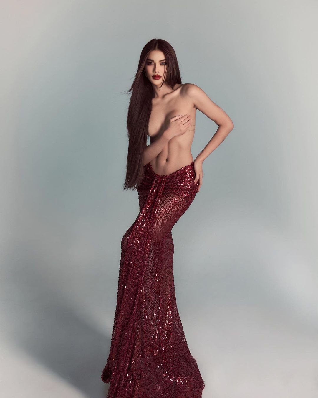Hoa hậu Hòa bình Thái Lan gây tranh cãi vì chụp ảnh bán khỏa thân - 2