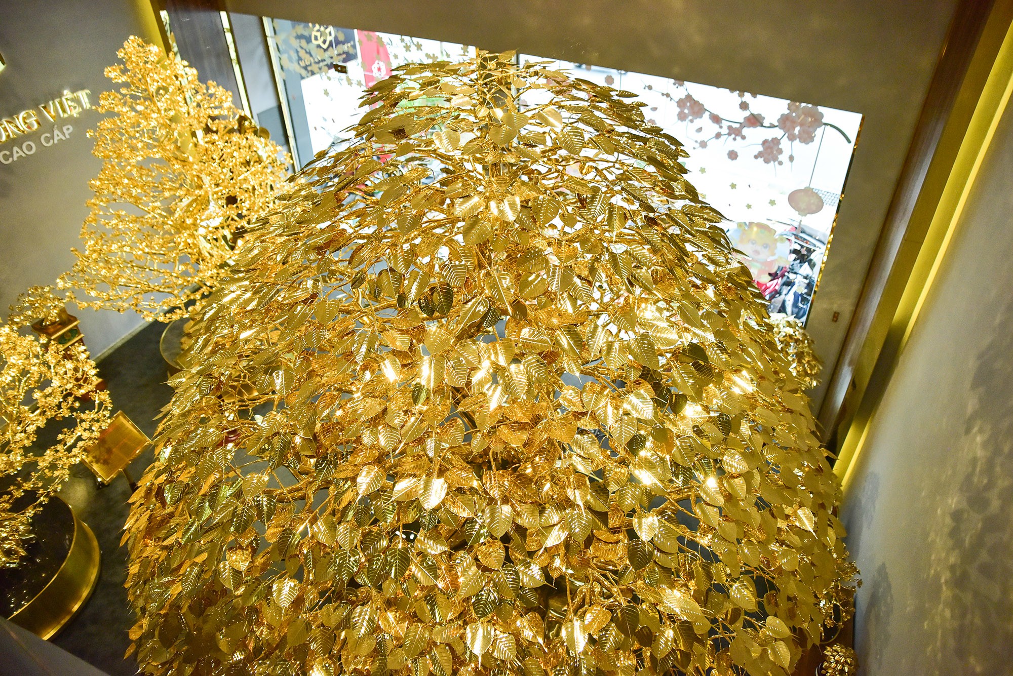 Choáng ngợp cây bồ đề mạ vàng nặng hơn 1 tấn, trị giá hàng chục tỷ đồng - 7
