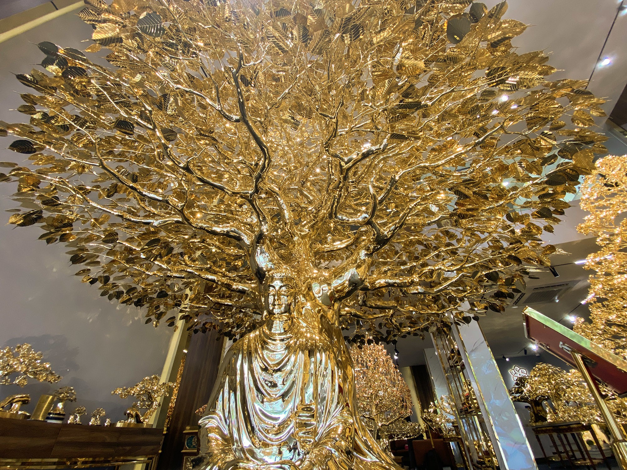 Choáng ngợp cây bồ đề mạ vàng nặng hơn 1 tấn, trị giá hàng chục tỷ đồng - 9