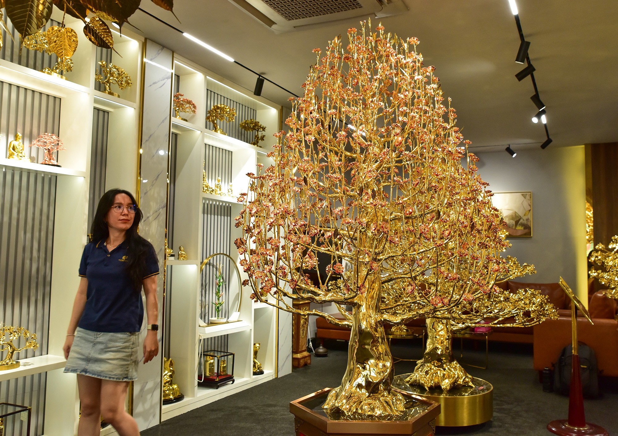 Choáng ngợp cây bồ đề mạ vàng nặng hơn 1 tấn, trị giá hàng chục tỷ đồng - 10