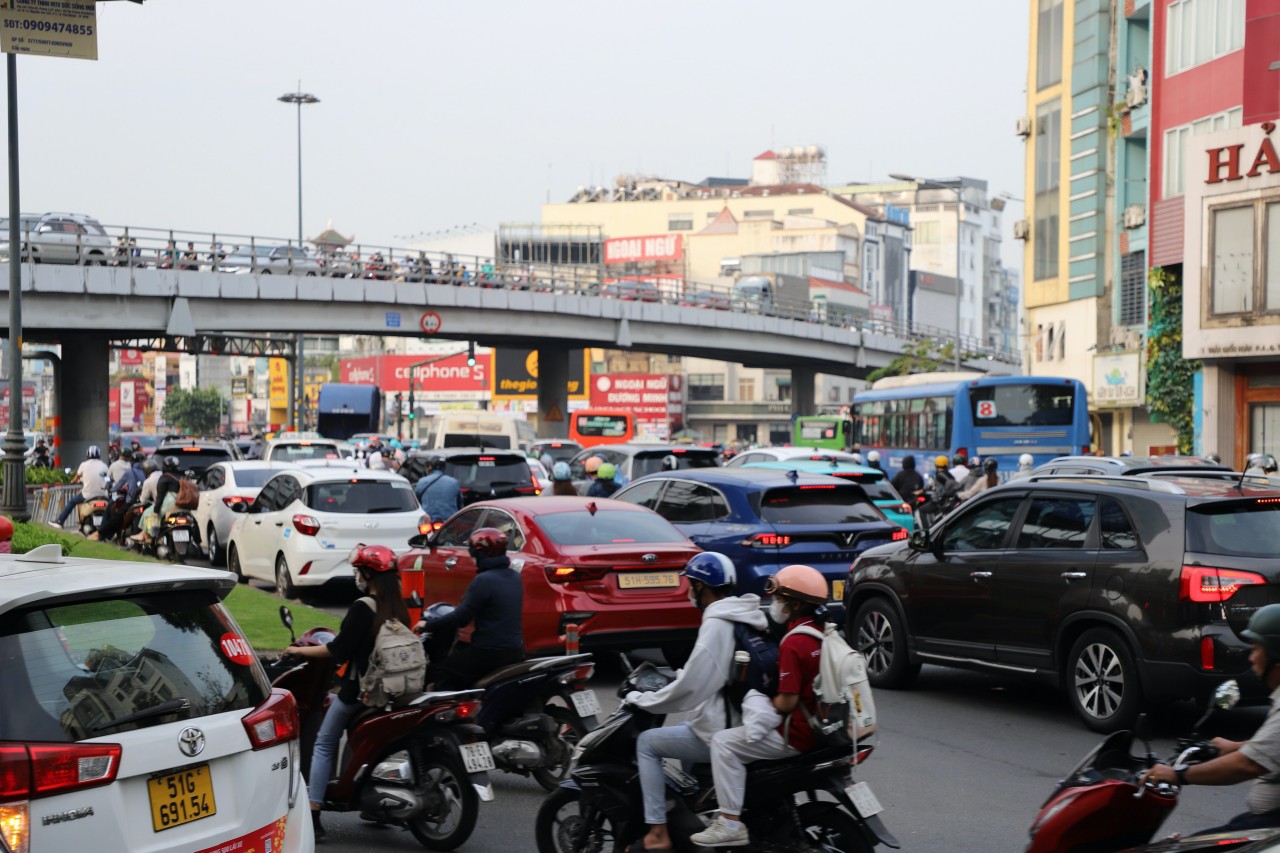 Kẹt xe kinh hoàng qua hiện trường vụ TNGT ở cửa ngõ sân bay Tân Sơn Nhất - 2