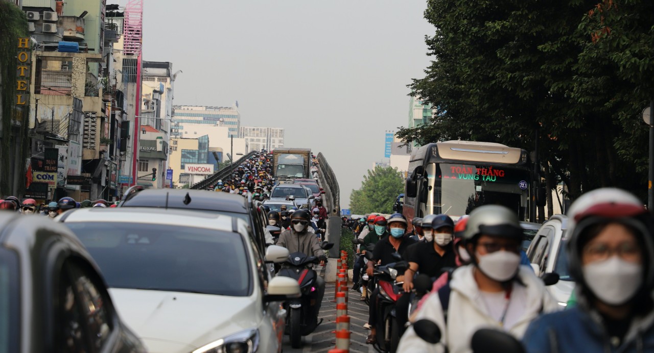 Kẹt xe kinh hoàng qua hiện trường vụ TNGT ở cửa ngõ sân bay Tân Sơn Nhất - 7