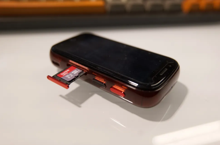 Ngỡ ngàng với chiếc smartphone nhỏ nhất thế giới, đánh bại iPhone SE
