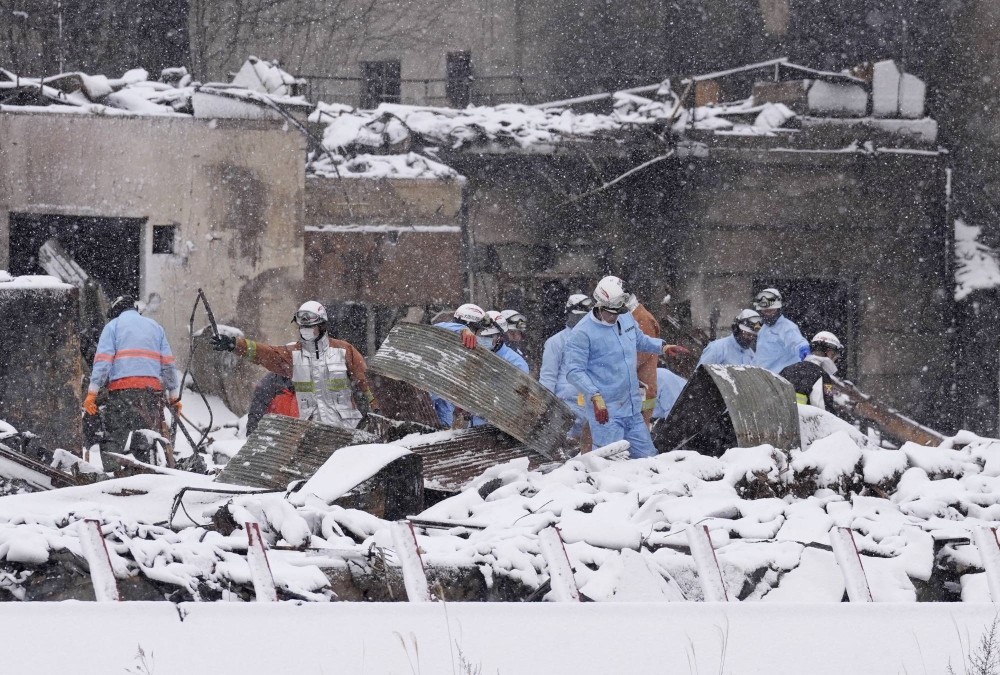 Lực lượng cứu hộ Nhật Bản tìm kiếm người mất tích tại một khu chợ đổ nát ở tỉnh&nbsp;Ishikawa&nbsp;giữa lúc tuyết rơi dày.