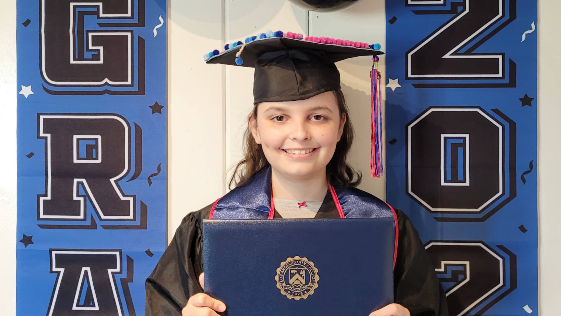 Fiona nhận bằng tốt nghiệp đại học ở tuổi 12.