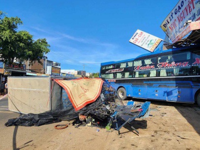 Tin tức trong ngày - Khoảnh khắc xe khách tông xe tải, tài xế tử vong thương tâm