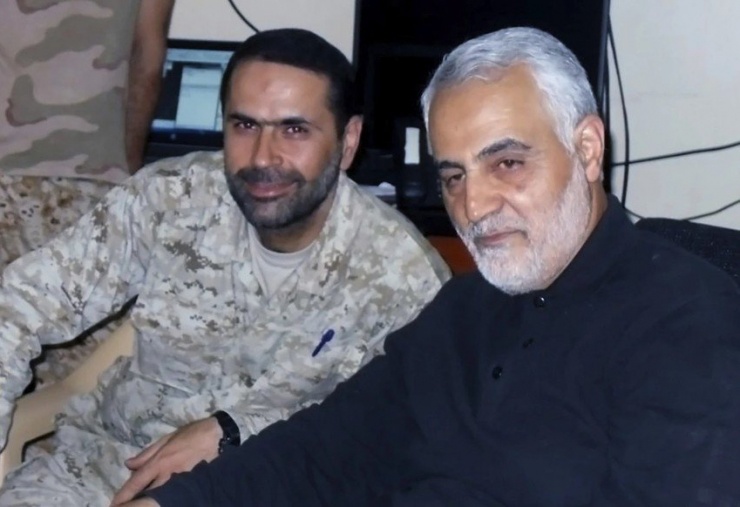 Ông Wissam al-Tawil - phó chỉ huy một đơn vị trong lực lượng tinh nhuệ Radwan của nhóm vũ trang Hezbollah (Lebanon) (trái) và Cố Thiếu tướng Iran Qassem Soleimani. Ảnh: Hezbollah MILITARY MEDIA