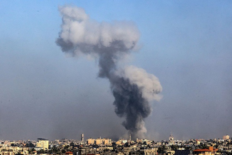 Khói bốc lên ở TP Khan Younis (miền Nam Gaza) đầu tháng 1, trong bối cảnh giao tranh giữa Israel và Hamas vẫn tiếp diễn. Ảnh: EPA