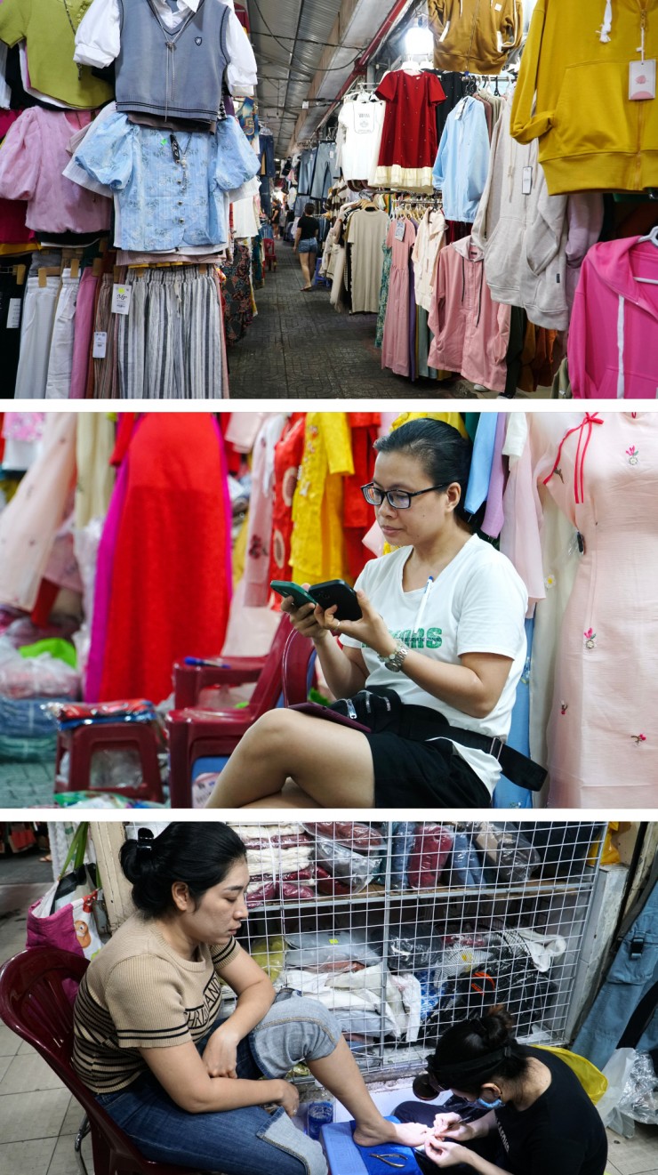 Bấm điện thoại, tán gẫu hay thậm chí thuê người đến làm nail là những cách mà các tiểu thương tại chợ Phạm Văn Hai (quận Tân Bình) đang “giết” thời gian trong những ngày cuối năm.