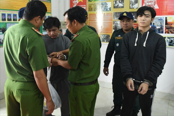 Tiếp nhận 6 người về từ Campuchia, phát hiện 2 người bị truy nã về tội giết người - 1