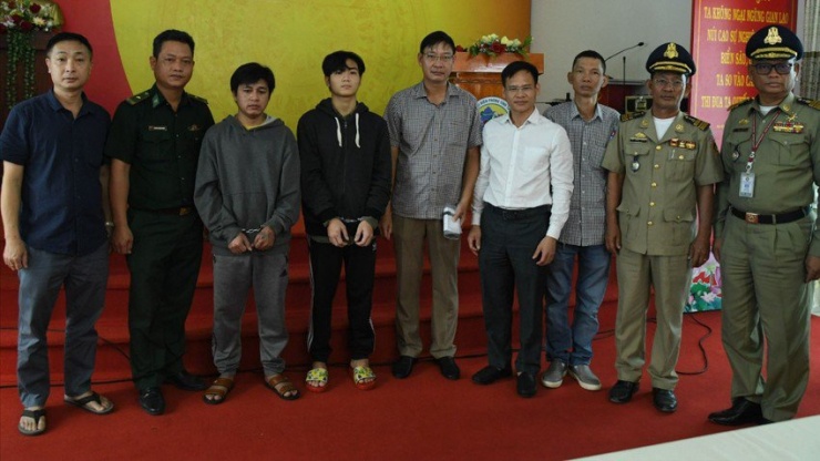 Tiếp nhận 6 người về từ Campuchia, phát hiện 2 người bị truy nã về tội giết người - 2