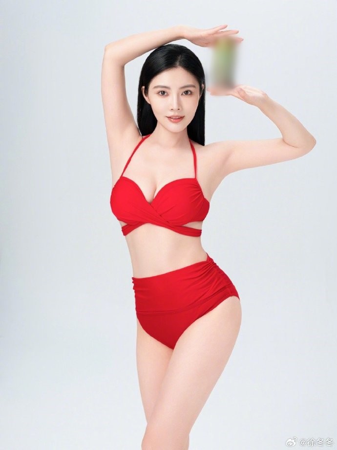 Trong những bức hình được đăng tải, Từ Đông Đông&nbsp;cô mặc bikini màu đỏ, khoe đường cong hình thể quyến rũ.