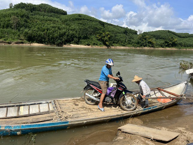 Cầu 100 tỷ xây xong vẫn chờ, người dân phải "liều mình" đi qua đường tạm sình lầy - 14