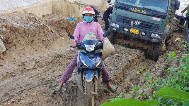 Cầu 100 tỷ xây xong vẫn chờ, người dân phải "liều mình" đi qua đường tạm sình lầy - 8