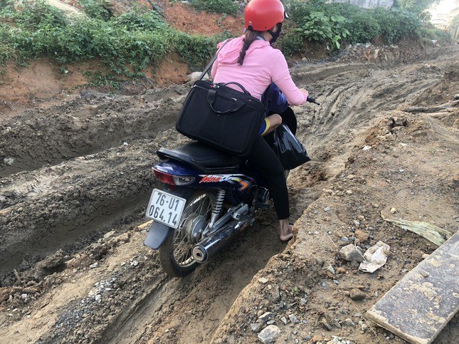 Cầu 100 tỷ xây xong vẫn chờ, người dân phải "liều mình" đi qua đường tạm sình lầy - 9