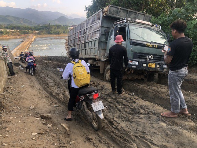 Cầu 100 tỷ xây xong vẫn chờ, người dân phải "liều mình" đi qua đường tạm sình lầy - 6