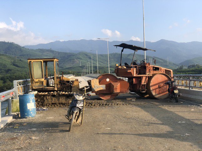 Cầu 100 tỷ xây xong vẫn chờ, người dân phải "liều mình" đi qua đường tạm sình lầy - 2