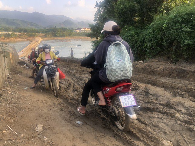 Mặt đường tạm sình lầy khiến việc đi lại của người dân gặp rất nhiều khó khăn.