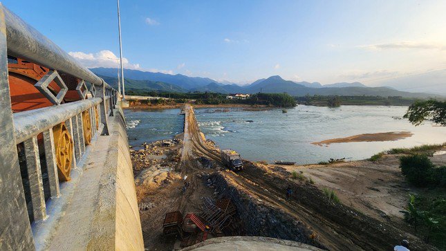 Cầu Sơn Giang - Sơn Linh đã hoàn thành, tuy nhiên đến nay vẫn chưa thể đưa vào sử dụng.