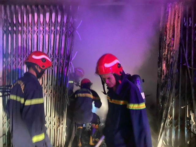 Lực lượng chức năng nỗ lực dập tắt đám cháy - Ảnh CTV