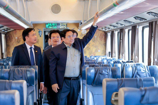Thủ tướng Phạm Minh Chính thị sát ga Hà Nội, lên tàu kiểm tra hoạt động vận chuyển hành khách chiều 9/1 (Ảnh: VGP).
