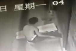 Phi thường - kỳ quặc - Video: Đi ăn trộm xe máy, tên trộm xui xẻo bị kẹp chân vào cửa cuốn suốt đêm