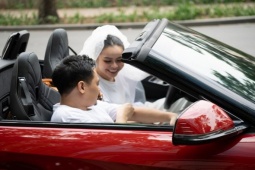 Đời sống Showbiz - "Yêu nữ hàng hiệu" Vũ Hạnh Nguyên nhận quà "khủng" trong lễ ăn hỏi, tự lái xe mui trần chở chú rể