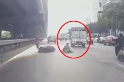 Tin tức trong ngày - Vụ lái xe công nghệ bị húc ngã: Công an truy tìm tài xế lái xe biển số 21 gây tai nạn bỏ chạy