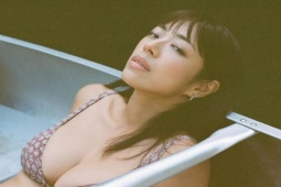 Thời trang - "Kình ngư" Nhật Bản phải bỏ nghề vì vòng 1 quá khổ, ra Hà Nội mặc kín đáo được khen