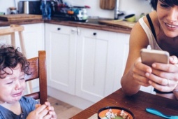 9 thói quen xấu của cha mẹ làm hỏng con ngay từ điểm xuất phát