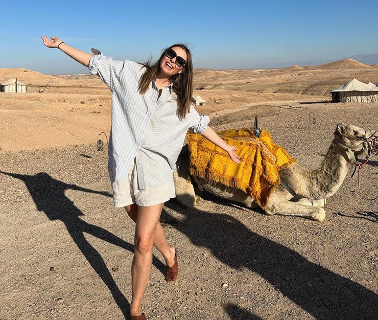 Sharapova tạo dáng bên lạc đà trên sa mạc