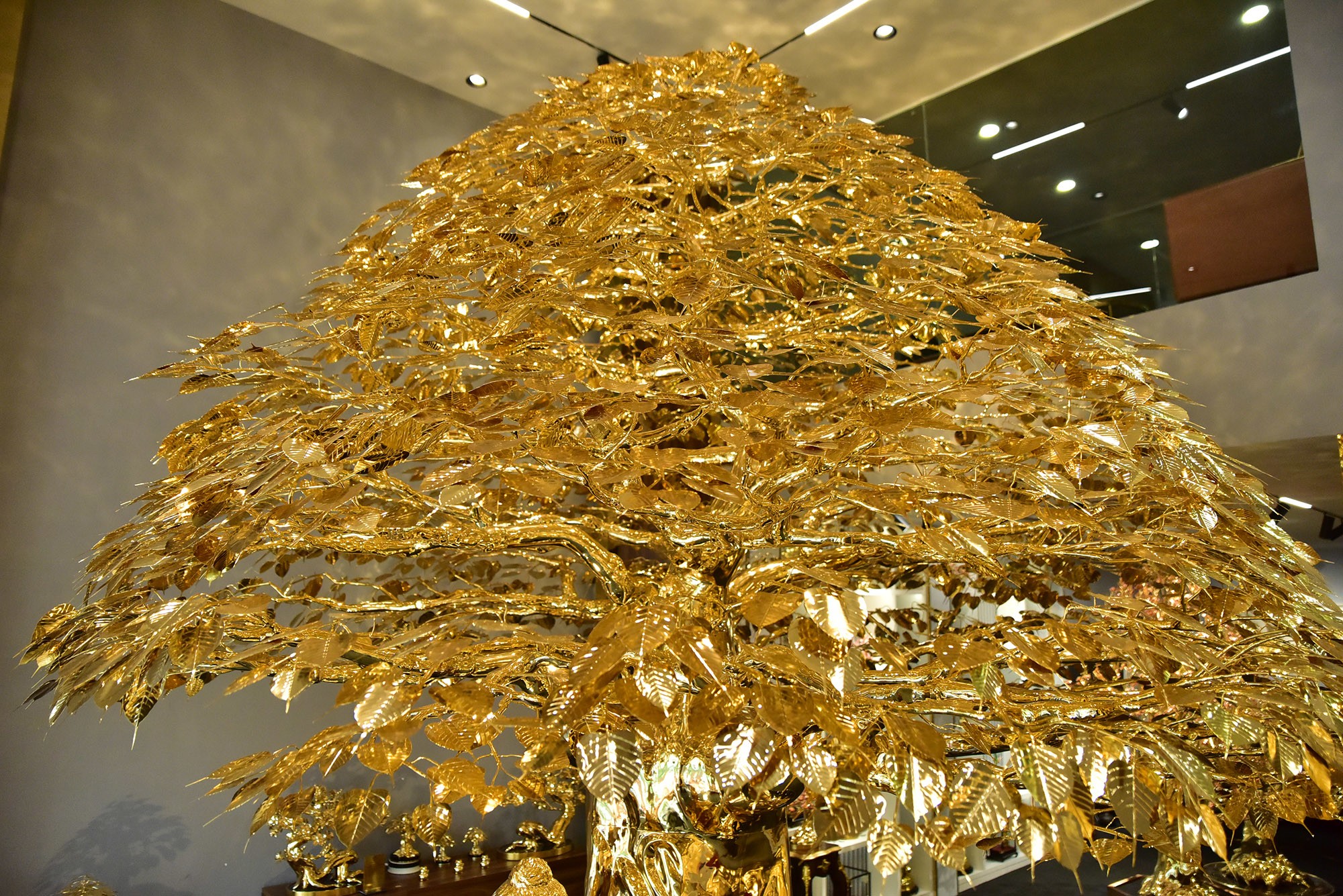 Choáng ngợp cây bồ đề mạ vàng nặng hơn 1 tấn, trị giá hàng chục tỷ đồng - 3